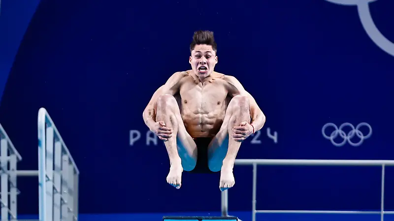 Osmar Olvera en final de trampolín